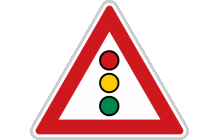 Světelné signály<br />
Značka upozorňuje řidiče na místo, kde je provoz na pozemní komunikaci řízen světelnými signály, které by řidič jinak neočekával, nebo které nejsou s ohledem na místní podmínky viditelné z dostatečné vzdálenosti. TestImage